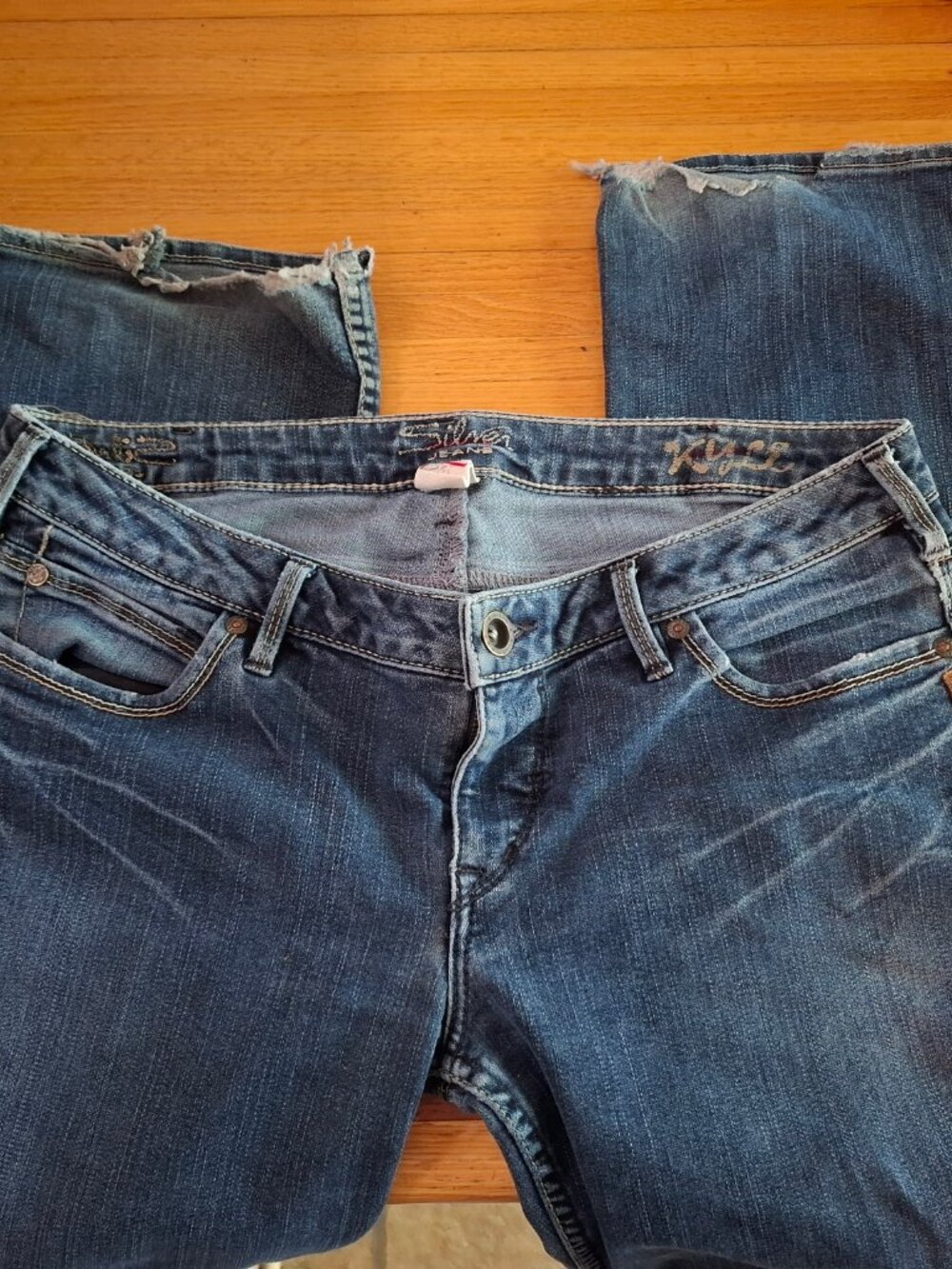 Silver Jeans Kyle Tag says 32/33